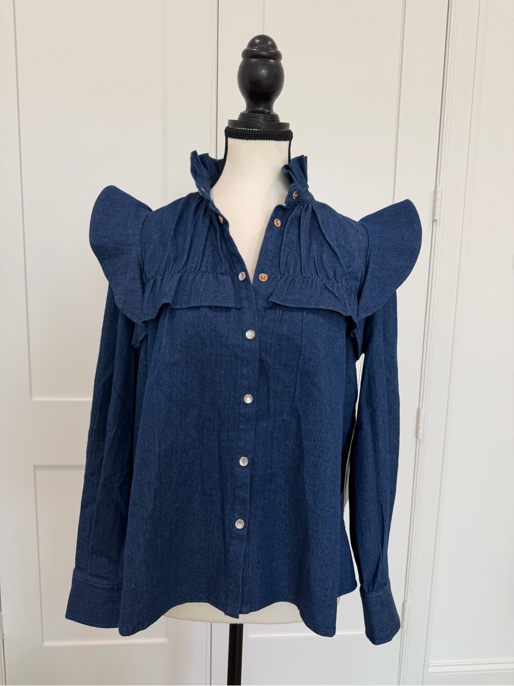 🤩 NWT - Tuckernuck Ruffle Pearl Snap Denim Western Blouse - Medium